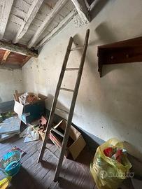 Antica scala a pioli in legno fienile ornamentale