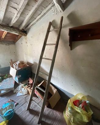 Antica scala a pioli in legno fienile ornamentale