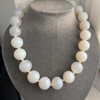 Collana in calcedonio bianco