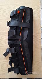 Ortesi per immobilizzazione del ginocchio a 20°
