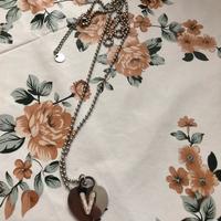 Collana con iniziale del nome V