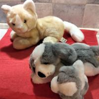 coppia peluches gatto e cane con cucciolo