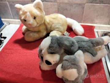 coppia peluches gatto e cane con cucciolo