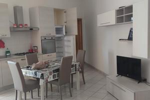 Oristano semicentro bivano arredato 