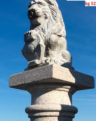 Leone in Granito Scolpito a Mano