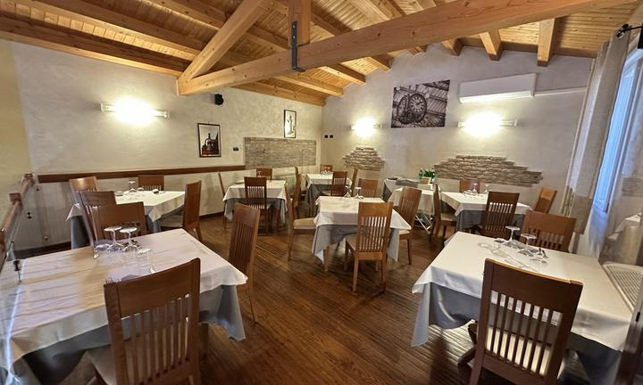 Rinomato ristorante In centro, 60 coperti.