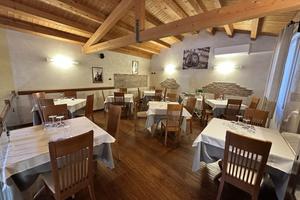 Rinomato ristorante In centro, 60 coperti.