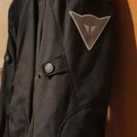 Giacca e pantaloni motociclista Dainese