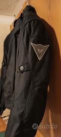 Giacca e pantaloni motociclista Dainese