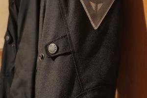 Giacca e pantaloni motociclista Dainese