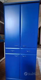 Armadio blu con ante e cassetti