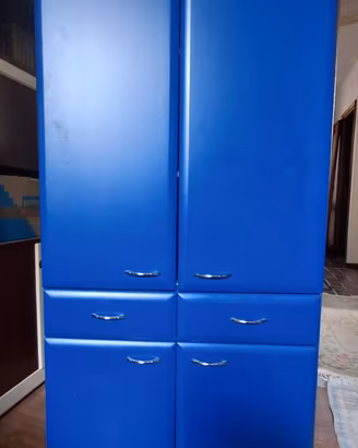 Armadio blu con ante e cassetti