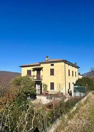 Villa di 300 m² con più di 5 locali a Varsi