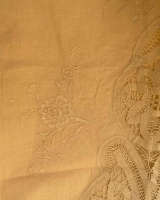 To aglia da tavola elegante ed antica