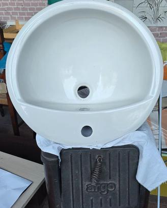 Lavandino tondo leggermente ovale arredo bagno