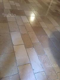 Basole di pietra sbeccate spazzolate