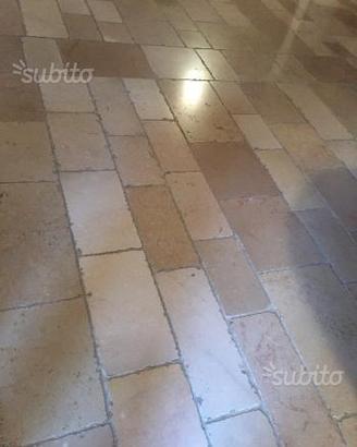 Basole di pietra sbeccate spazzolate