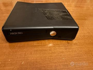 Xbox 360 slim con 22 giochi e 2 controller