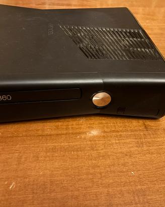 Xbox 360 slim con 22 giochi e 2 controller