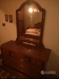 cassettiera in legno con specchio