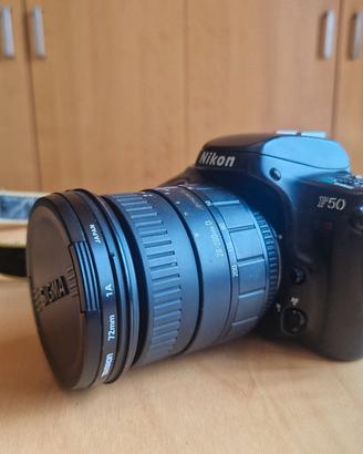 Nikon F50 con obiettivo