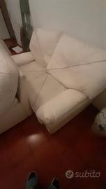 2 divani bianchi in similpelle 