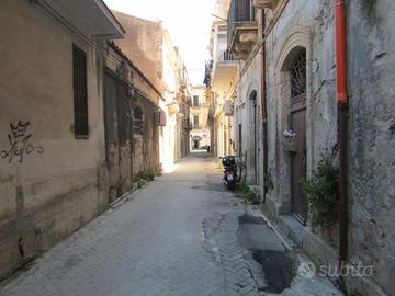 Garage/magazzino su via Carini