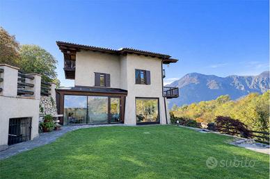 VILLA UNICA IMMERSA NEL VERDE