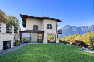 VILLA UNICA IMMERSA NEL VERDE