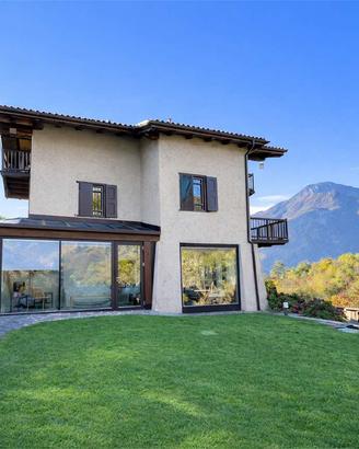 VILLA UNICA IMMERSA NEL VERDE
