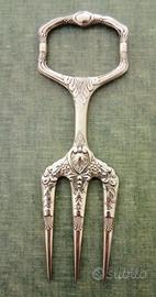 Forchetta vittoriana per il pane. Silverplate.
