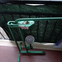 Aiuta ad infilare i tappi nelle bottiglie da vino