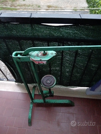 Aiuta ad infilare i tappi nelle bottiglie da vino