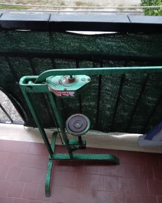 Aiuta ad infilare i tappi nelle bottiglie da vino