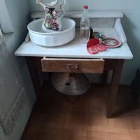 vecchio lavabo in  marmo su mobiletto in legno