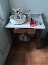 vecchio lavabo in  marmo su mobiletto in legno