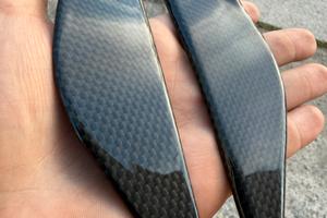 Copertura in carbonio sotto specchietti panigale