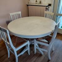 Tavolo e sedie in legno
