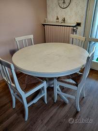 Tavolo e sedie in legno