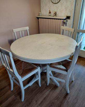 Tavolo e sedie in legno