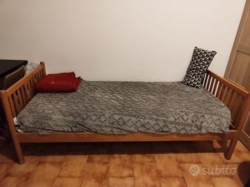 letto singolo con materasso e cuscino
