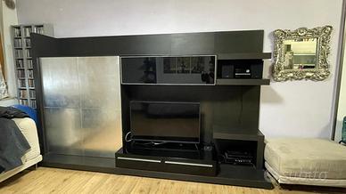 Elegante parete attrezzata con porta tv e mensole