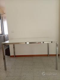Tavolo in metallo con piano in vetro