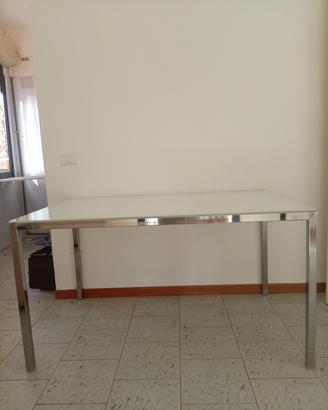 Tavolo in metallo con piano in vetro