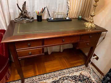 Scrivania elegante in legno