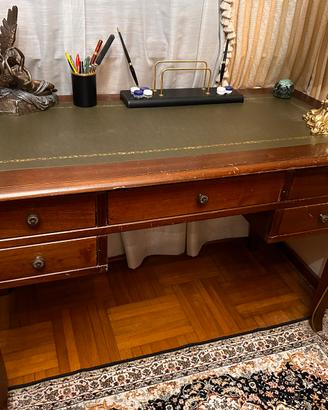 Scrivania elegante in legno