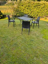 Tavolo e sedie giardino