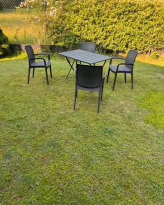 Tavolo e sedie giardino