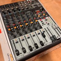 Mixer premium 12 ingressi a 2-3 bus con preamplifi