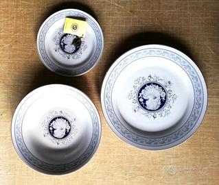 Due posti tavola in porcellana dipinta a mano